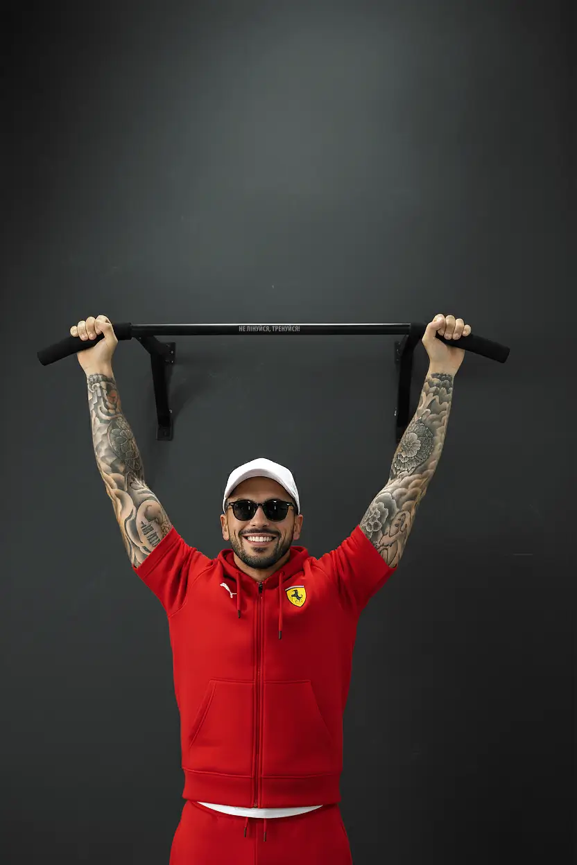 Атлет подтягивается на турнике PowerPullUp